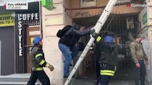 Bombeiros procuram sobreviventes nos escombros de um prédio em Kiev
