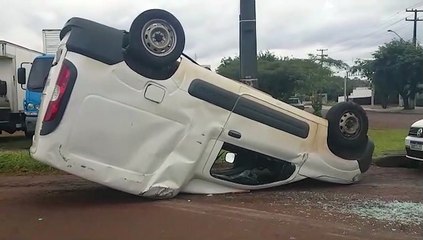 Veículo capota após colisão de trânsito no São Cristóvão