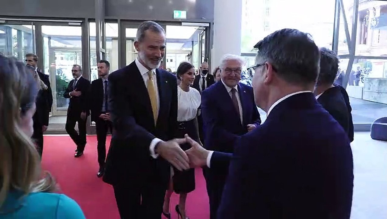La Reina, una apasionada de la lectura con un look en clave working y un guiño a Doña Sofía