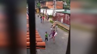 TERROR EN VENEZUELA TIENEN QUE HUÍR TODO SE DESTRUYE