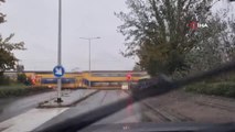 Hollanda'da hemzemin geçitte trenin çarptığı otobüs ikiye bölündü