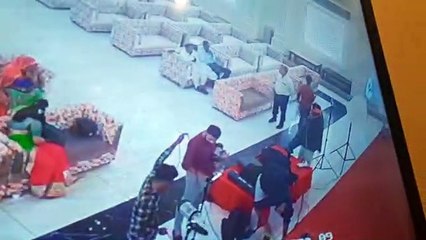 आशीर्वाद समारोह में पलभर में रुपए भरा बैग चुरा ले गया : देखें वीडियो