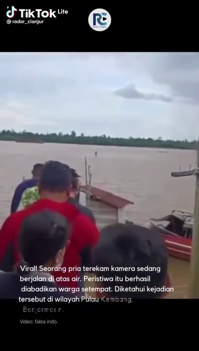 seorang peria berjalan di atas air