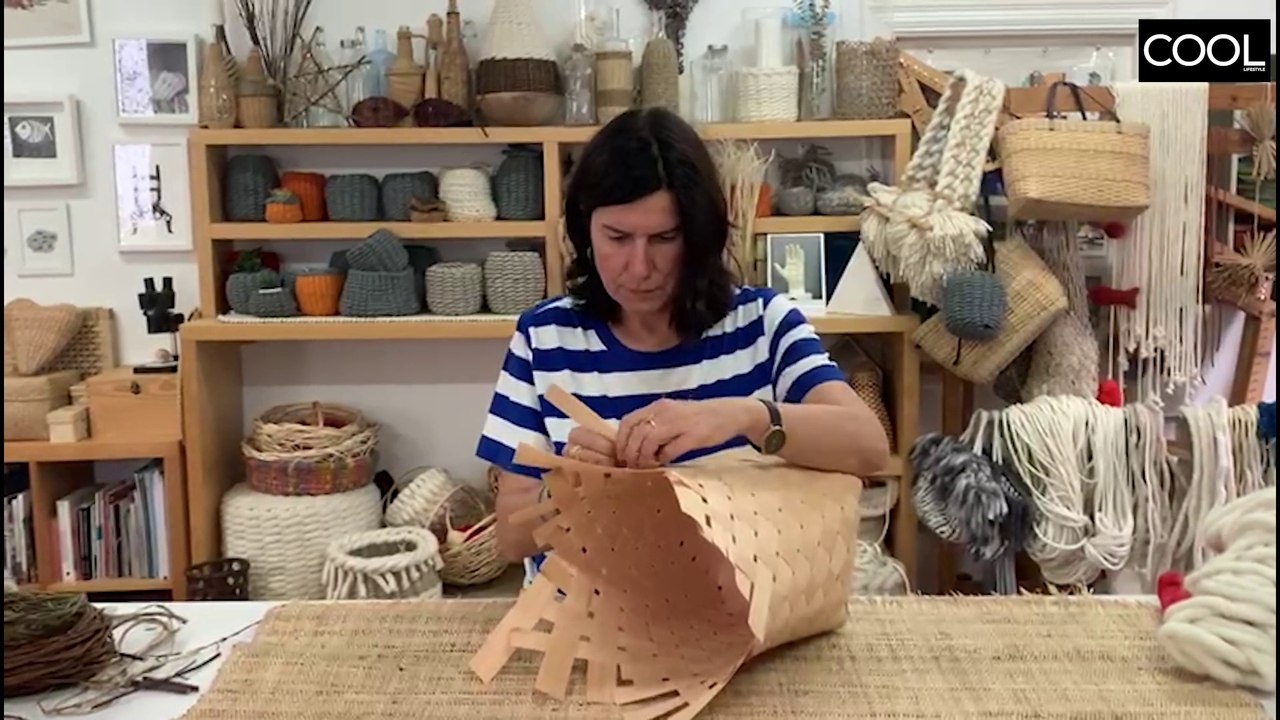 Idoia Cuesta nos cuenta cómo trabaja la artesanía textil  en su taller en una aldea de Lugo