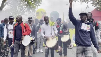 Paris'te maaş zammı talebiyle gösteri düzenlendi (2)