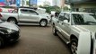 Acidente de trânsito entre duas caminhonetes e carro estacionado é registrado no Centro