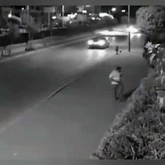 Adana'da motosikletli hırsızlar yolda yürüyen kişinin telefonunu çaldı