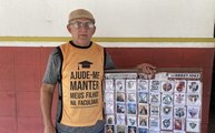 Trabalhador informal decide vender adesivos na Paraíba e no Ceará para pagar faculdade dos filhos