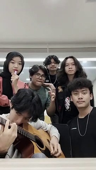 Story Wa gitar Tiktok Virall Berdansa dan menari ikuti alunan lagu_v720P