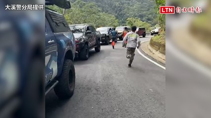 31輛皮卡從桃園復興挺進救援  明池山受困遊客午後分批下山(大溪警分局提供)