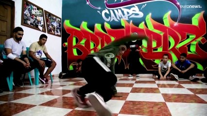 شاهد: أطفال غزة يرقصون الـ"بريك دانس" للتخلص من التوتر