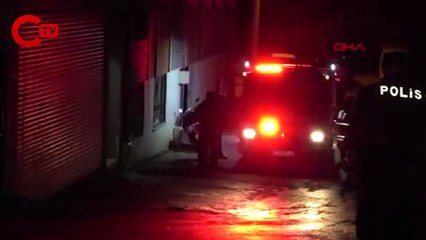 Evini yaktı, alevlerin arasında sigara içerek yangını izledi