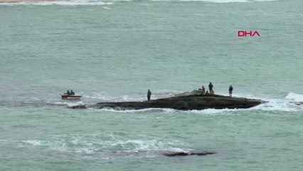 DALGALARA ALDIRIŞ ETMEDEN DENİZİN ORTASINDA BALIK TUTTULAR