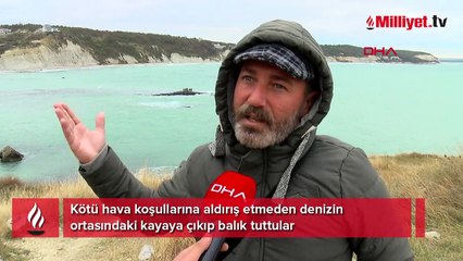 Dalgalara aldırış etmeden denizin ortasında balık tuttular