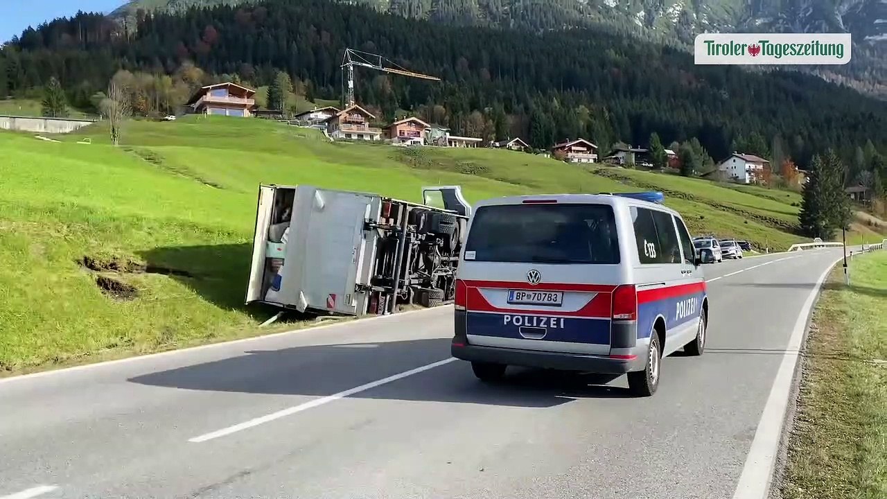 Klein-Lkw in Achenkirch umgekippt, Lenker und Beifahrer unverletzt