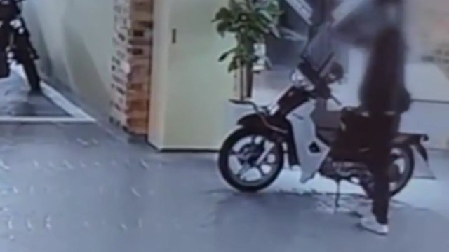 훔친 오토바이 타고 다니며 빈집·차량 32번 턴 40대 구속 송치 / YTN