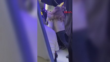 Beylikdüzü'nde kadınların minibüsteki kavgası kamerada