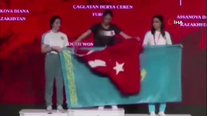Son dakika haberi: Derya Ceren Çağlayan, Kazak sporculara Türk bayrağıyla cevap verdi