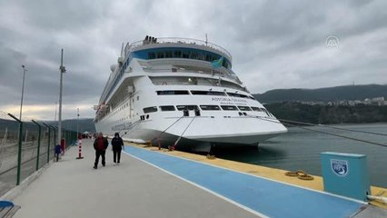 Rusya'dan gelen gemiyle gelen Rus turistler, madenciler için karanfil bıraktı