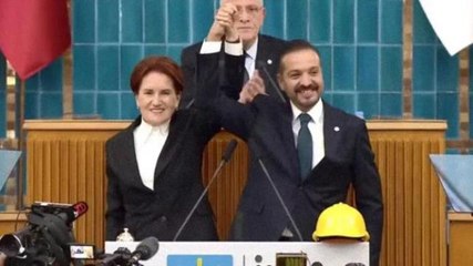 İYİ Parti'ye katılan Prof. Dr. Kürşad Zorlu'nun rozetini Meral Akşener taktı
