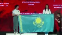 Türk ve Kazak sporculardan ödül töreninde bayrak yarışı!
