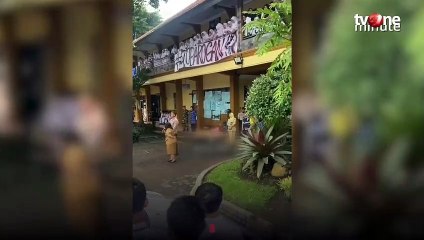 Diduga Arogan, Kepala Sekolah Ini Didemo Ratusan Siswa _ tvOne Minute