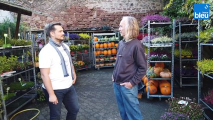 Présentation de Christian Romain dans la cour de sa boutique