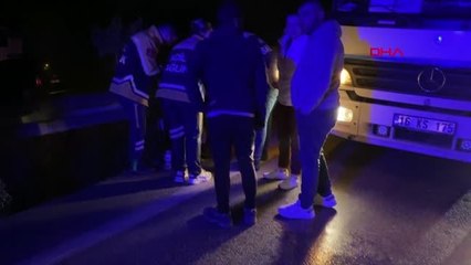 BURSA'DA OTOMOBİLLE YOLUNU KESTİKLERİ KAMYON SÜRÜCÜSÜNÜ DARBETTİLER