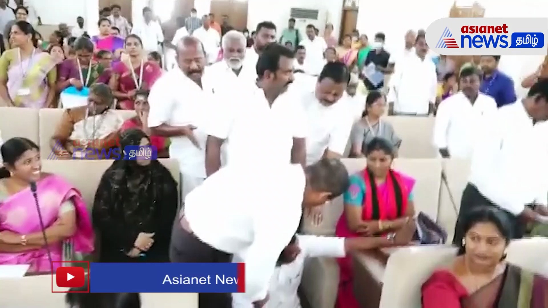 கோவை மாநாகராட்சி கூட்டத்தில் அதிமுக கவுன்சிலர் பிரபாகரன் தரையில்  அமர்த்து போராட்டம்!!