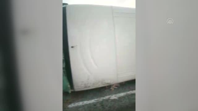 Cenazeye gidenleri taşıyan midibüsün devrilmesi sonucu 25 kişi yaralandı