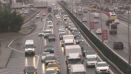 İstanbul'da yağmur nedeniyle trafik yoğunluğu yaşanıyor