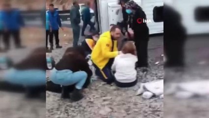 Son dakika haberleri... Çanakkale'de yolcu minibüsü devrildi: 6 yaralı