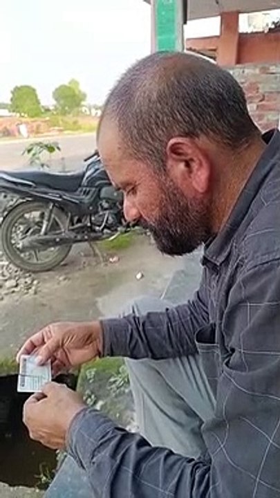 बंदे का ड्रायविंग लाइसेंस टूट गया है। और यह शर्माते बहुत है