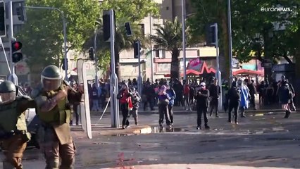 Chili : heurts entre policiers et manifestants lors du 3e anniversaire de la révolte sociale