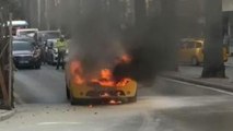İzmir'de seyir halindeki taksi yandı
