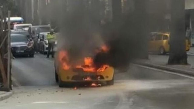 İzmir'de seyir halindeki taksi yandı