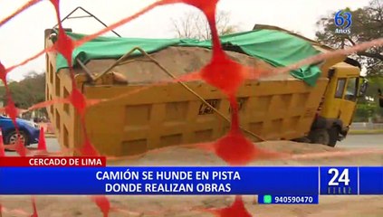 Cercado de Lima: camión se hunde en pista y genera congestión vehicular