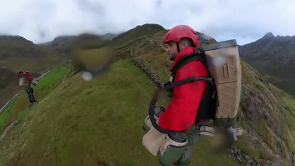 Un paramédico lucha contra el viento y la lluvia en un traje jet