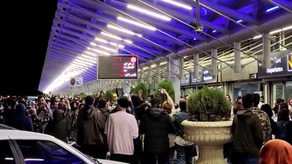 La escaladora Elnaz Rekabi, recibida por una multitud en Teherán