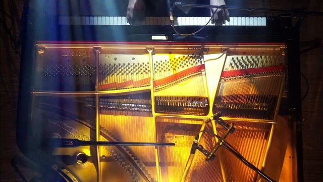 Roll 'em Pete played by Christoph Oeser. 10 minutes of breathtaking Boogie Woogie.