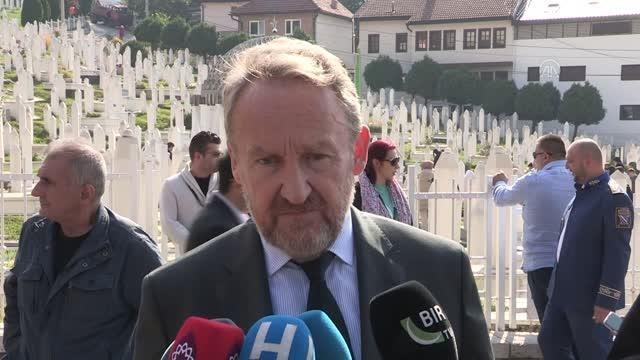 Bosna Hersek'in ilk Cumhurbaşkanı İzetbegoviç, vefatının 19. yılında kabri başında anıldı (1)