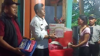 Camat Caringin serahkan kerohiman dari Dinsos kepada korbakaran warga Desa Purbayani
