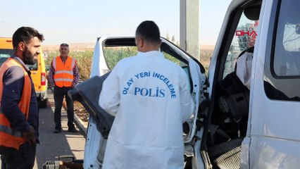 İşçi servisi bariyerlere çarptı: Ölü ve yaralılar var