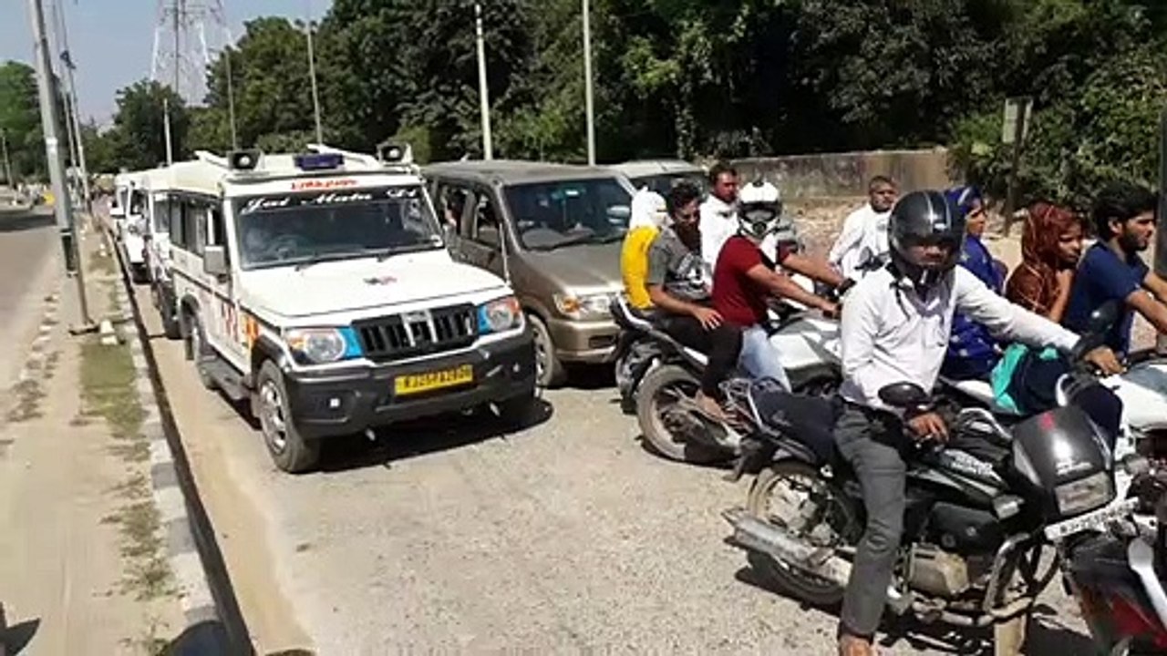 युवती की बरामदगी को लेकर रोड पर लगाया जाम, यातायात रहा बाधित