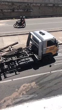 Carro bate em veículo e capota nas proximidades de viaduto em Fortaleza