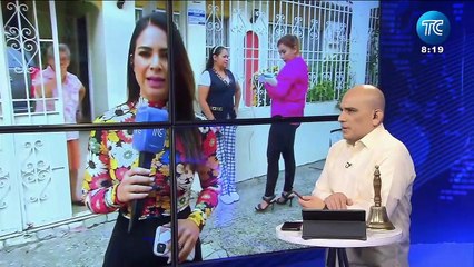 Autoridades analizan los daños en casas tras las caída de una avioneta en Guayaquil