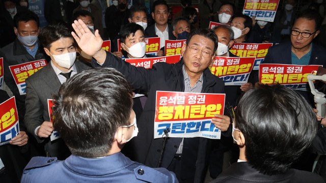 검찰, 대치 끝에 민주연구원 압수수색 무산 / YTN