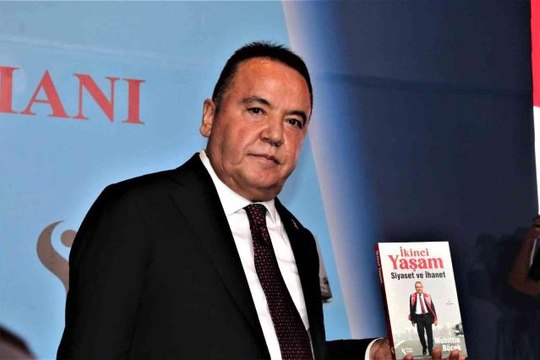 Başkan Böcek, hasta yatağında yaşadığı siyasi ihanetin kitabını yazdı