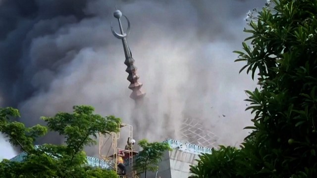 Indonésie : le dôme géant d'une mosquée de Jakarta s'effondre sous les flammes