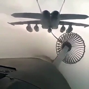 Voilà comment on fait le plein d'un avion en plein en vol... Impressionnant